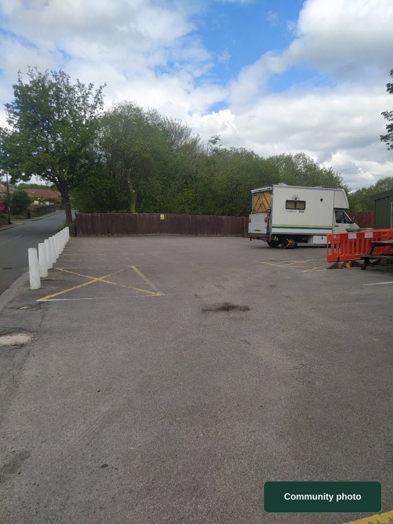 - 186 Cowcliffe Hill Road