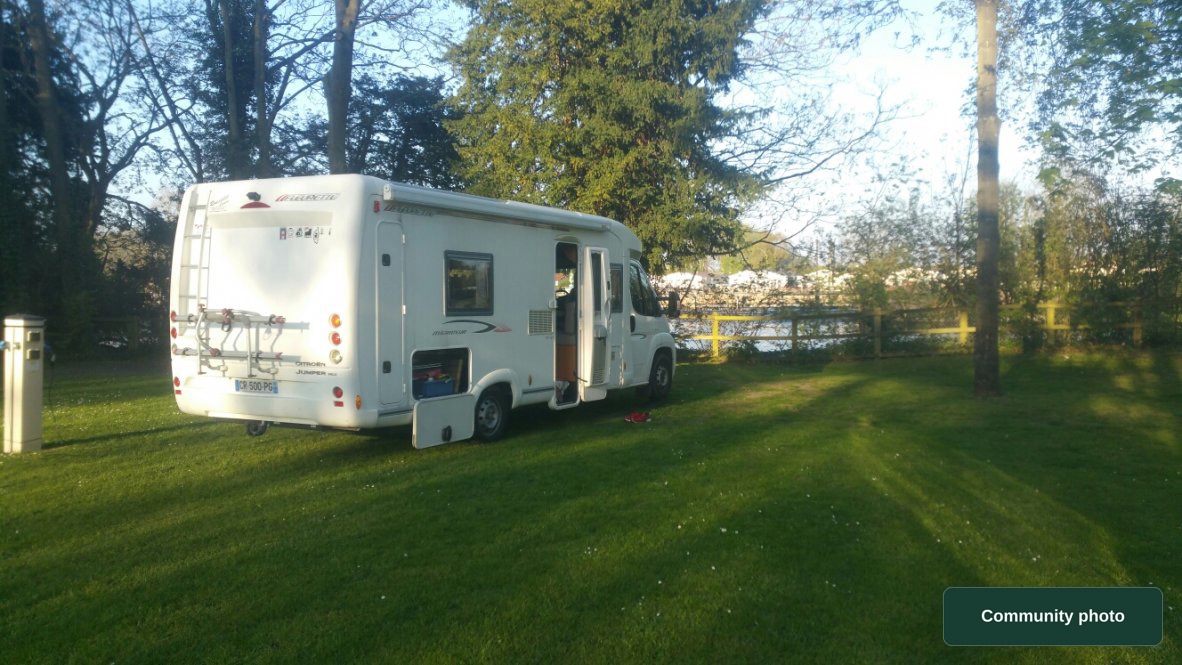 Chertsey Camping and Caravanning Club Site